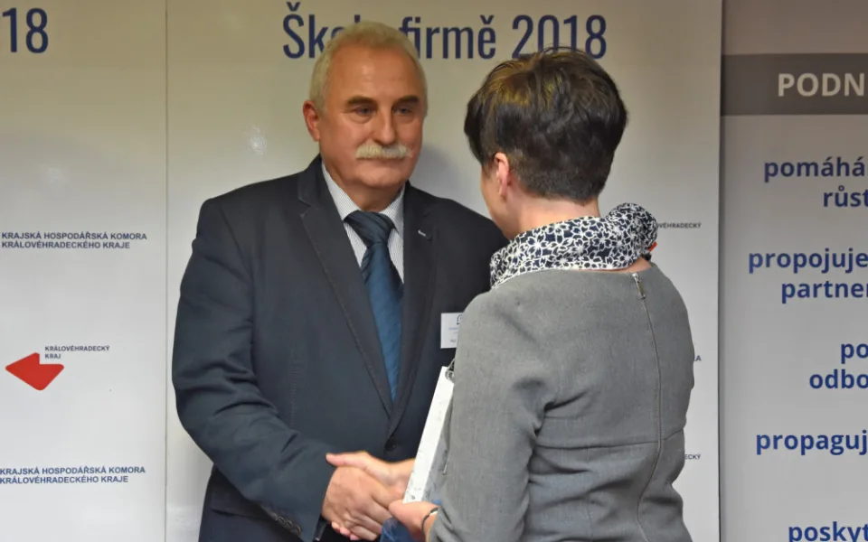 Zbyněk Hruška, ředitel SŠ strojírenská a elektrotechnická Nová Paka. Ocenění předává náměstkyně hejtmana pro oblast školství, kultury a sportu Martina Berdychová.