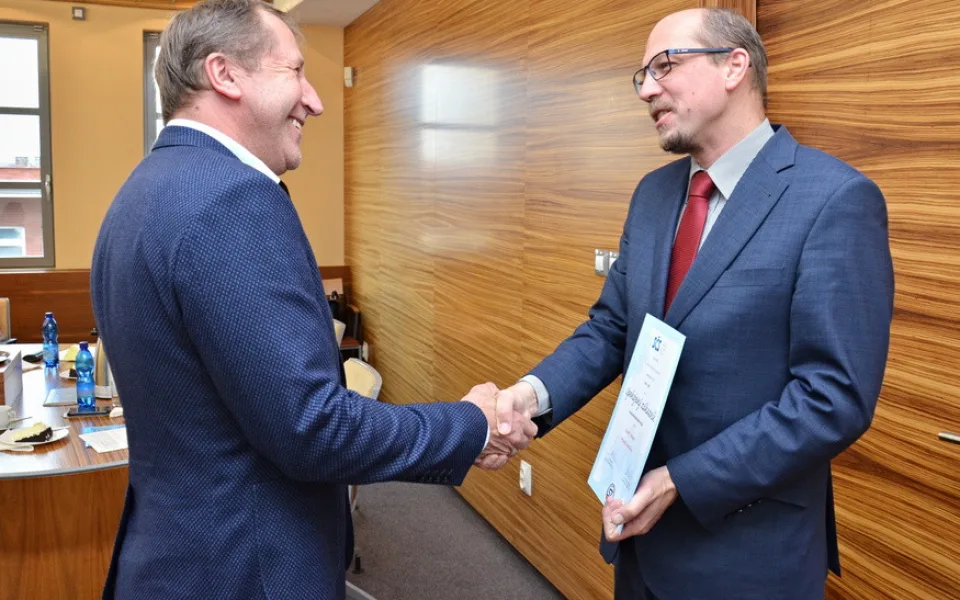 Hejtman Jiří Štěpán (vpravo) předává ocenění