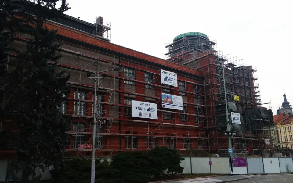 Opravovaná budova muzea
