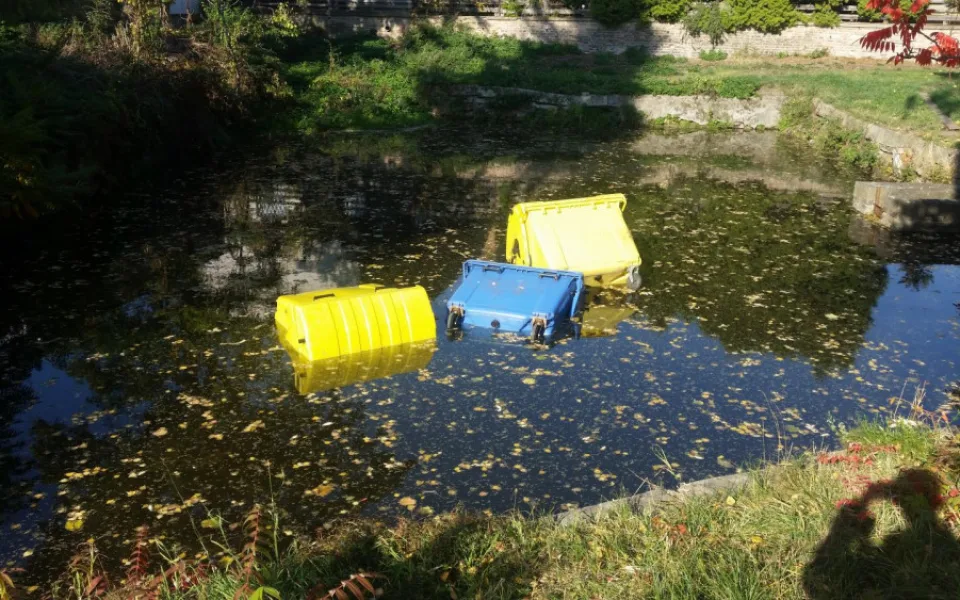 Naházené kontejnery v rybníčku