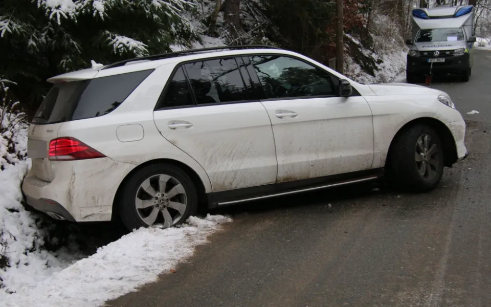 Mercedes skončil po divoké honičce s prostřelenou pneumatikou v příkopě. Řidič se dal na útěk.