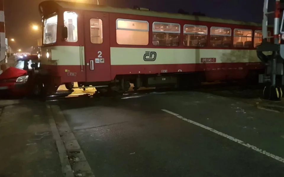 Na železničním přejezdu v Náchodě - Bělovsi se střetl osobák s vlakem. Všichni vyvázli bez zranění