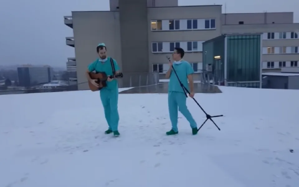 Na hradecké kardiochirurgii vznikl další vánoční hit, letošní song se jmenuje Naviděnou