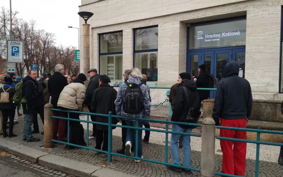 Protest u budovy rozhlasu