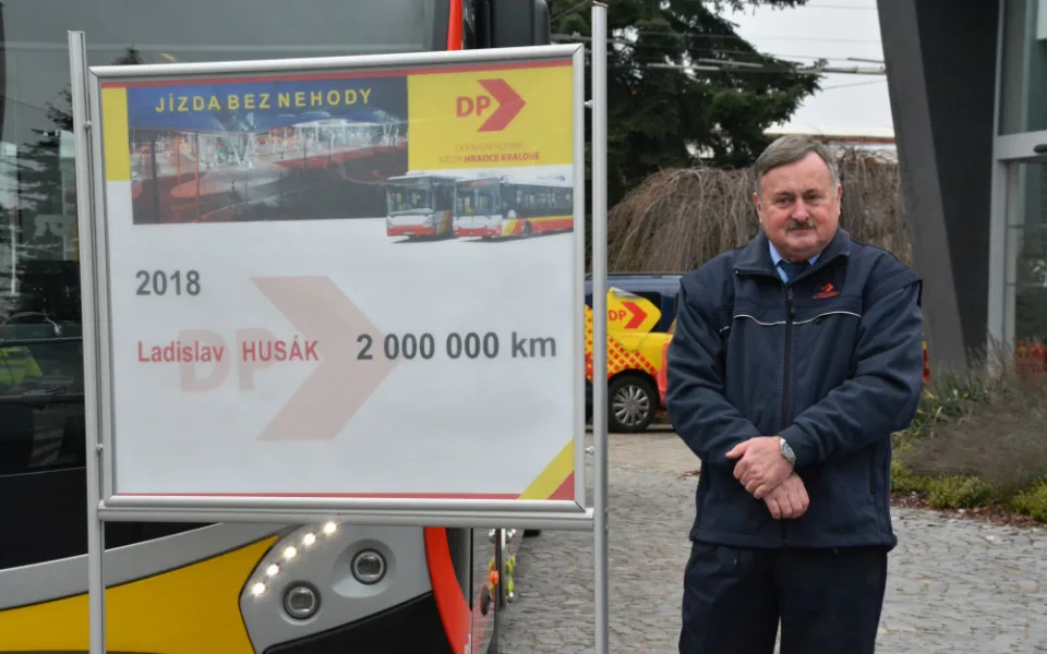 Řidič hradeckého dopravního podniku Ladislav Husák má na kontě 2 miliony kilometrů bez nehody