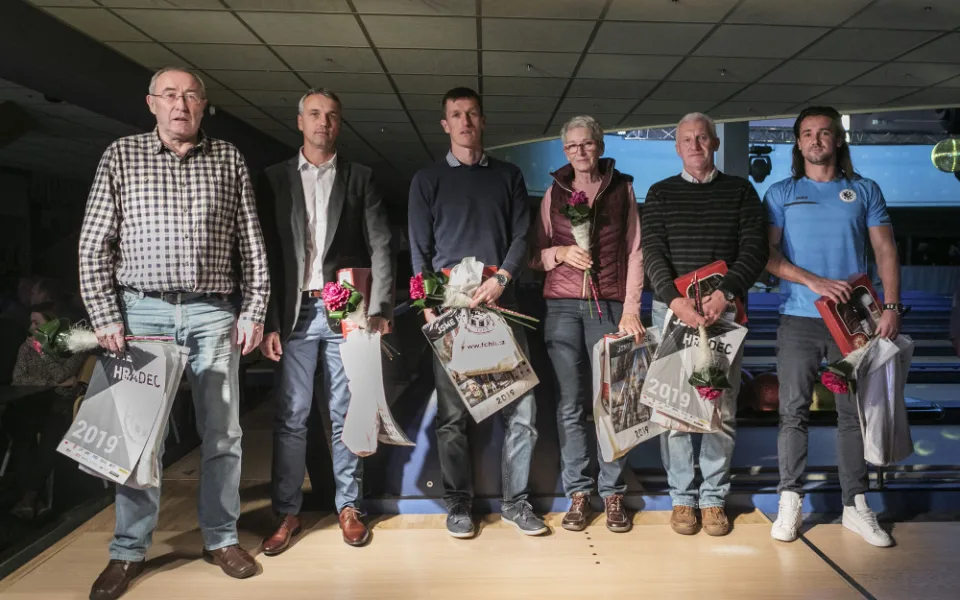 Na fotografii jsou zleva: Zdeněk Votruba, Karel Podhajský, Jiří Lindr, Petra Janková Opltová, Luděk Jelínek a Radim Ottmar. Za Jindřicha Jindru měl dárkový balíček převzít jeho syn Petr, který za Hradec sám chytal na začátku osmdesátých let, ale ze zdravo