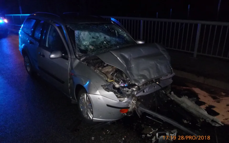 Ford Focus po čelní srážce dvou aut na Broumovsku