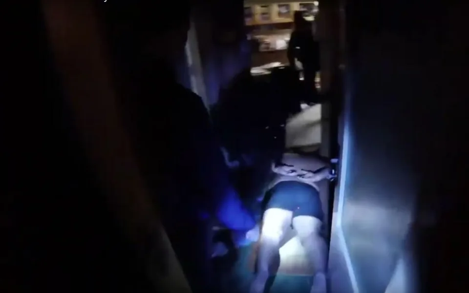Záběr z policejního zásahu proti čtveřici vyděračů