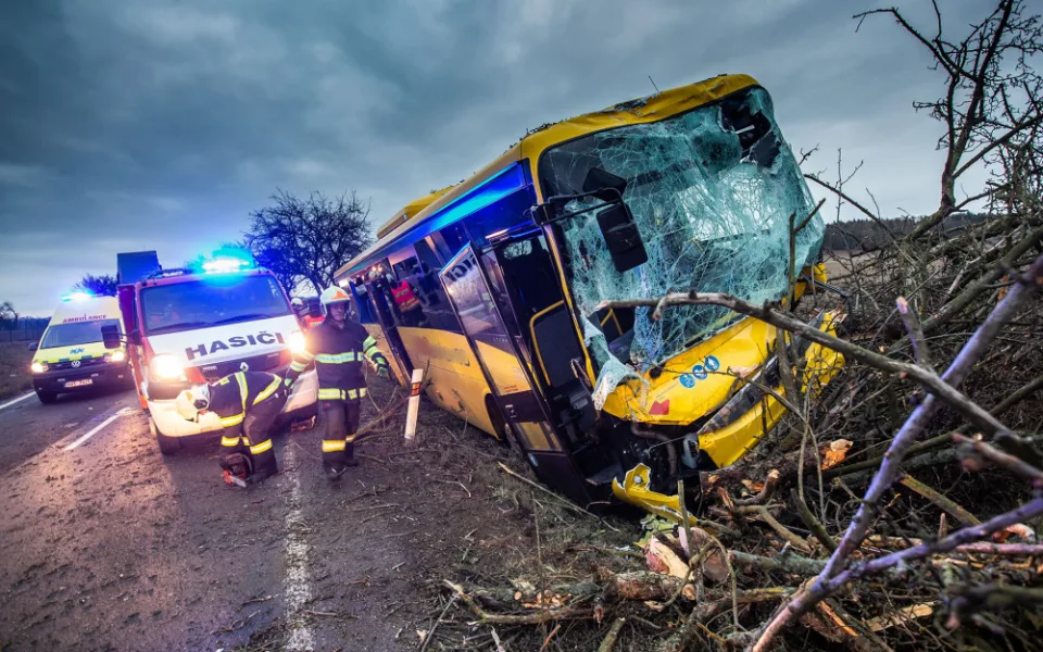 U Černčic na Náchodsku narazil autobus do stromu, pět lidí se zranilo