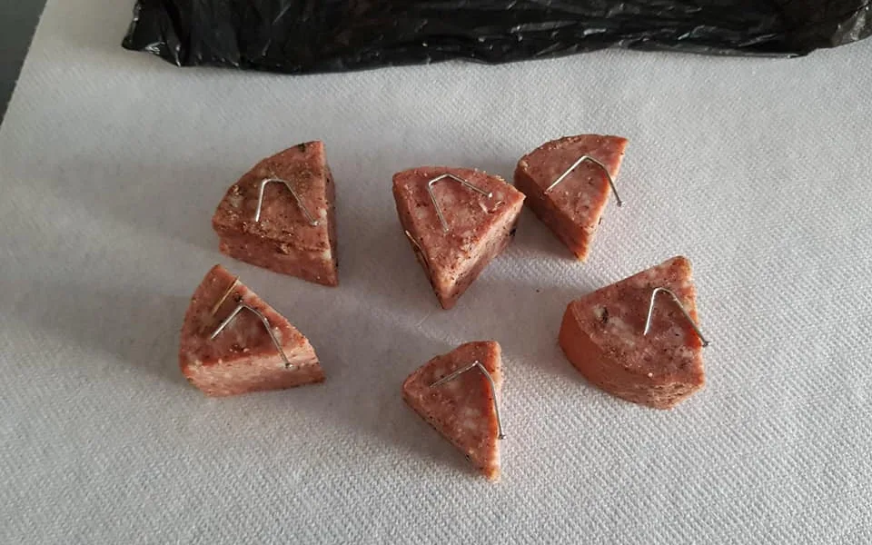 Salám se zapíchanými špendlíky