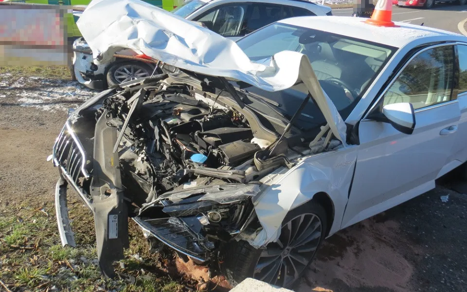 Na obchvatu Jičína se střetla dvě luxusní auta, škoda je téměř půl milionu
