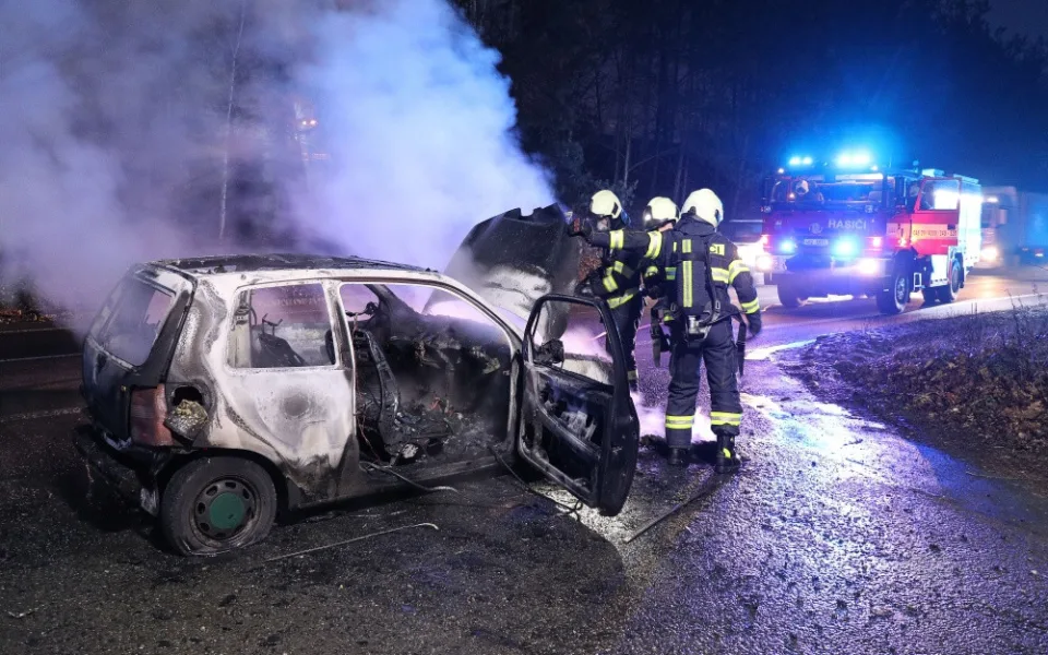 O Nového Hradce shořel osobák, silnice I/35 musela být uzavřena