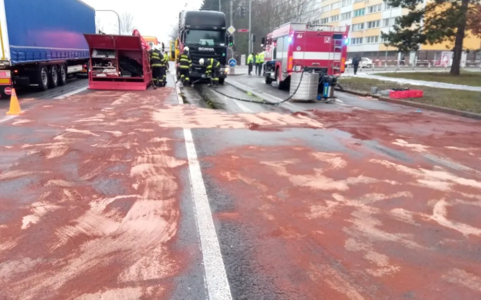 V ulici Víta Nejedlého vyteklo na silnici velké množství nafty, hasiči museli použít speciální techniku