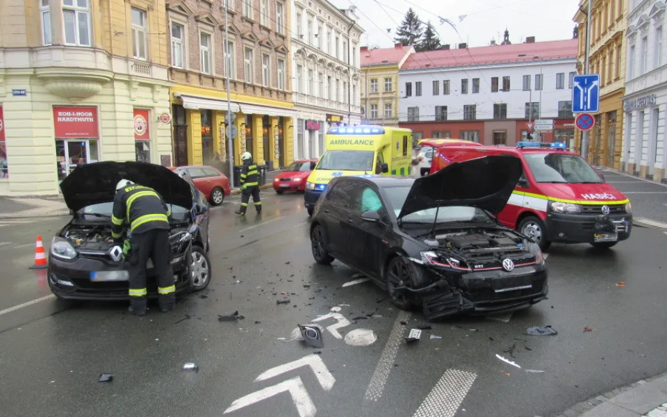 Dopravu na Pražském mostě dopoledne komplikovala nehoda dvou osobáků
