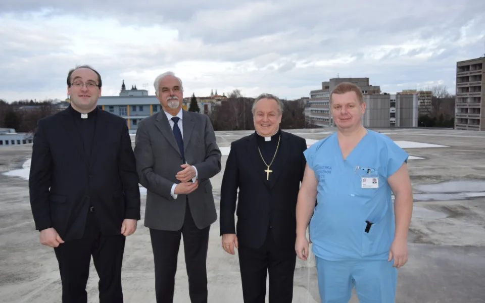 Biskup na návštěvě nemocnice. Druhý zprava