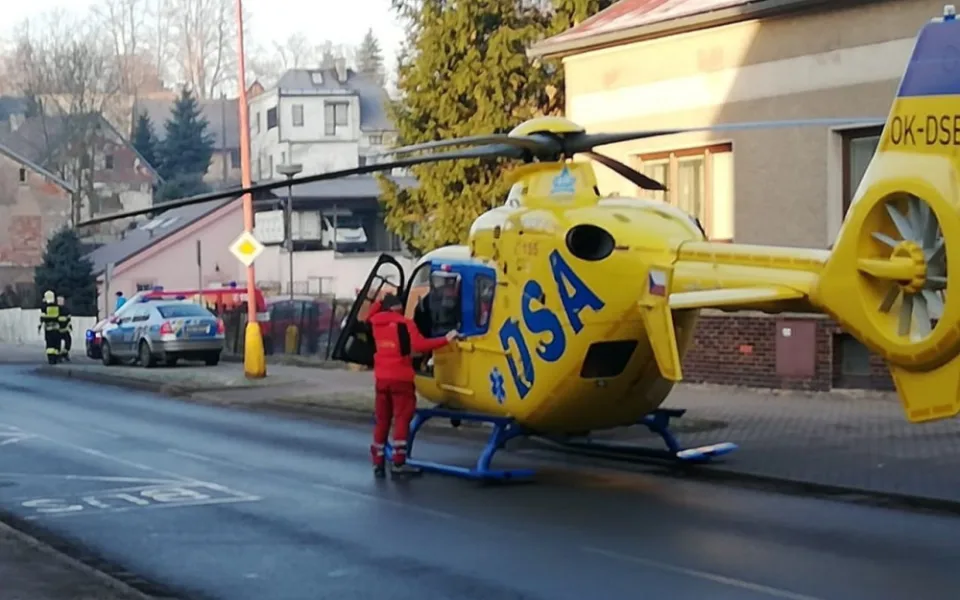 Náklaďák srazil na přechodu pro chodce nezletilou chodkyni, do nemocnice ji transportoval vrtulník
