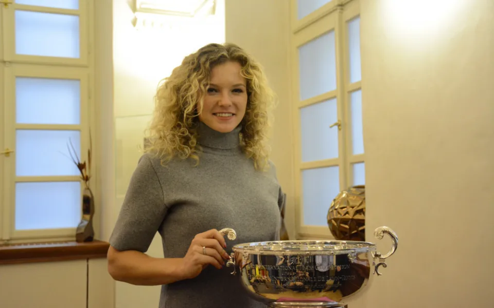 Kateřina Siniaková s trofejí s Fed Cupu s Hradci