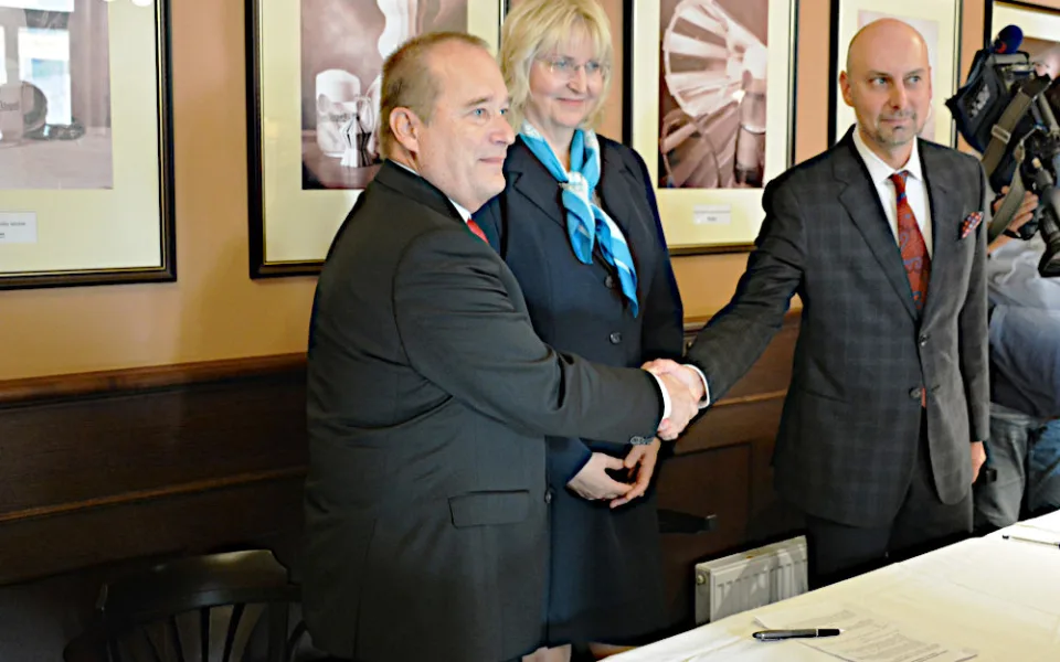 Alexandr Hrabálek, Monika Štayrová, Adam Záruba při podpisu koaliční smlouvy