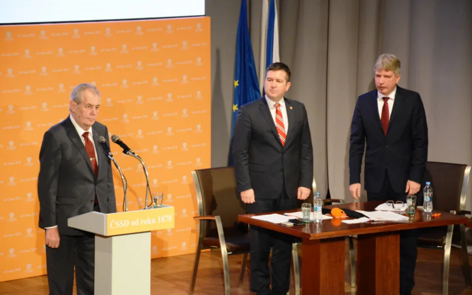Zeman v Hradci slíbil ČSSD podporu v květnových evropských volbách