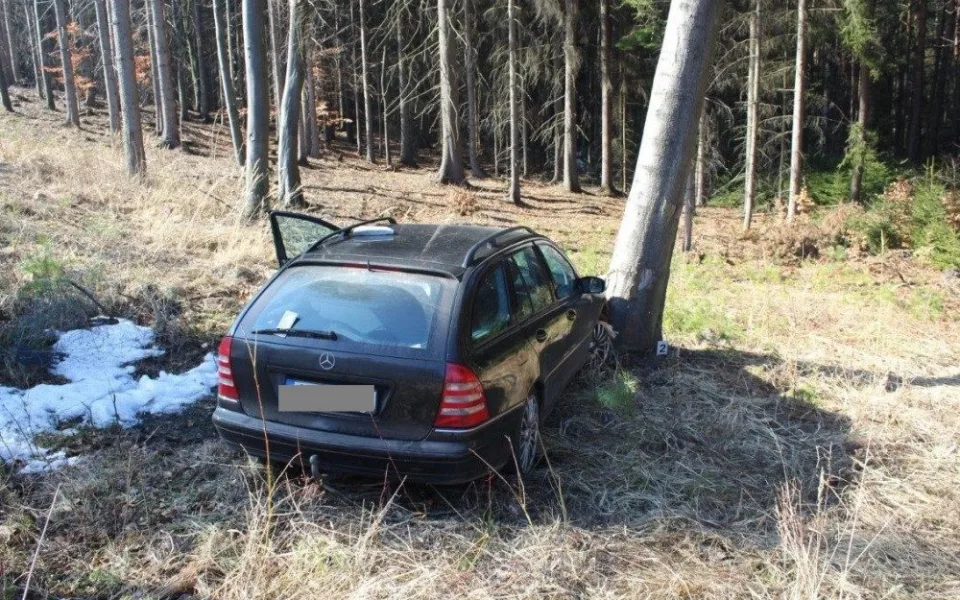 Havarovaný Mercedes