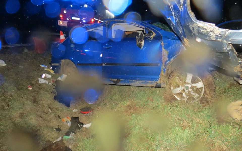 Na Jičínsku auto narazilo do mostku a několikrát se přetočilo přes střechu