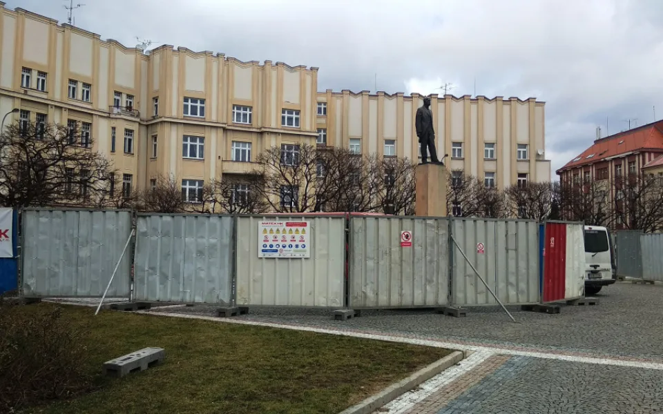 Masarykovo náměstí má novou "dominantu". Kvůli opravám obehnali zídku u památníku TGM plotem
