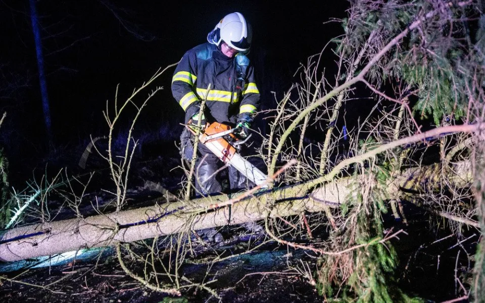 Vítr na Královéhradecku lámal stromy a ničil střechy, ČEZ vyhlásil kalamitu