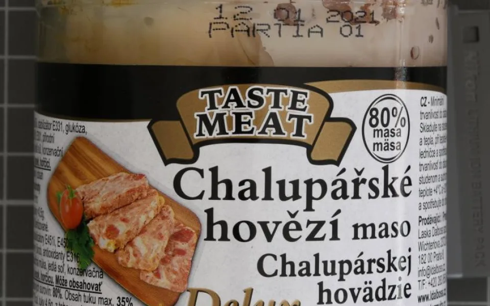 Inspekce odhalila další podvody v obsahu masa v konzervách
