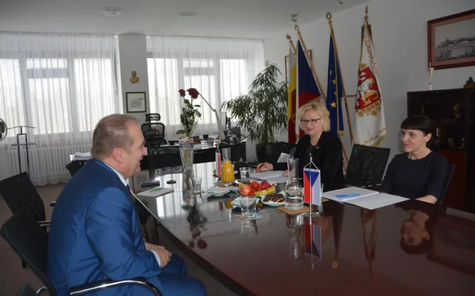 Vpravo je polská velvyslankyně Barbara Anna Ćwioro