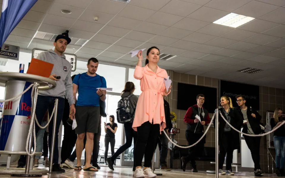 Hradeckou univerzitou létaly papírové vlaštovky, do soutěže se přihlásila skoro stovka lidí