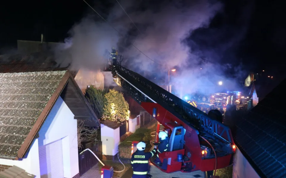 K požáru rodinného domu v Třebechovicích pod Orebem, ve kterém bylo později nalezeno sině ohořelé lidské tělo, vyjížděly všechny složky integrovaného záchranného systému v sobotu večer. Nyní je již jasná příčina požárů.