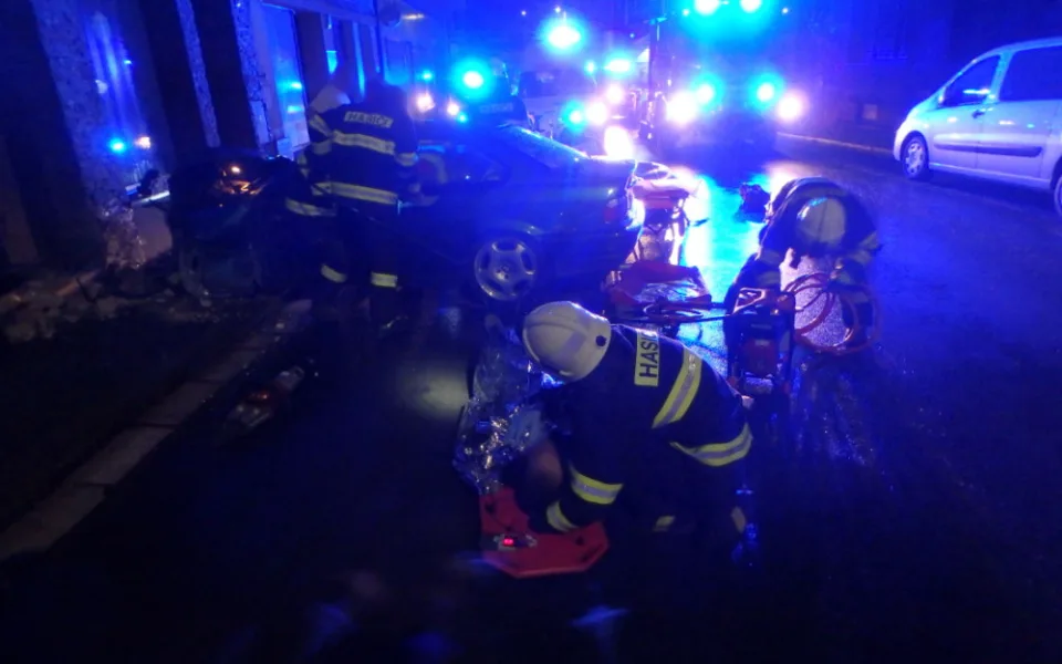 V Hronově narazil automobil do zdi domu,  tři osoby se při nehodě zranily