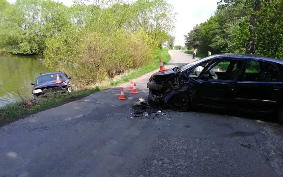 Po dopravní nehodě dvou aut skončilo jedno v rybníku, zraněny byly dvě osoby