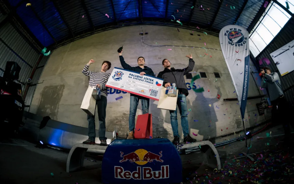 Studenti královéhradecké univerzity uspěli v soutěži Red Bull Paper Wings. Antonín Kolář pojede na Mistrovství světa v hodu papírovou vlaštovkou na