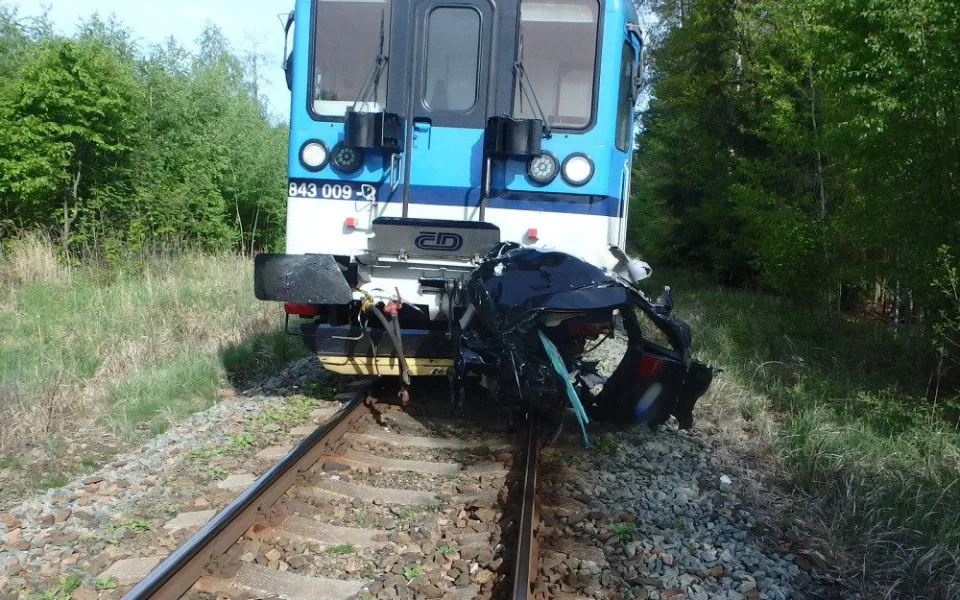 Na Trutnovsku se střetl vlak s autem, řidič nehodu nepřežil