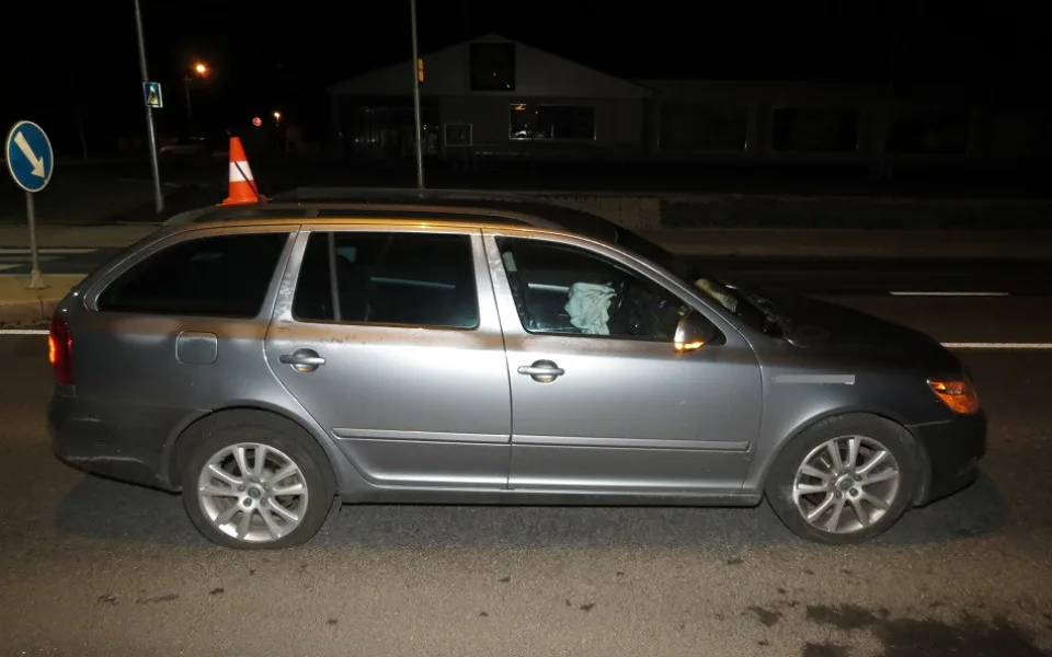 Řidič narazil do ostrůvku před kruhovým objezdem, policistů nadýchal 2 promile