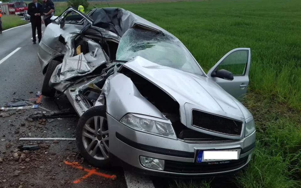 Při srážce osobního a nákladního auta na Trutnovsku dva mrtví