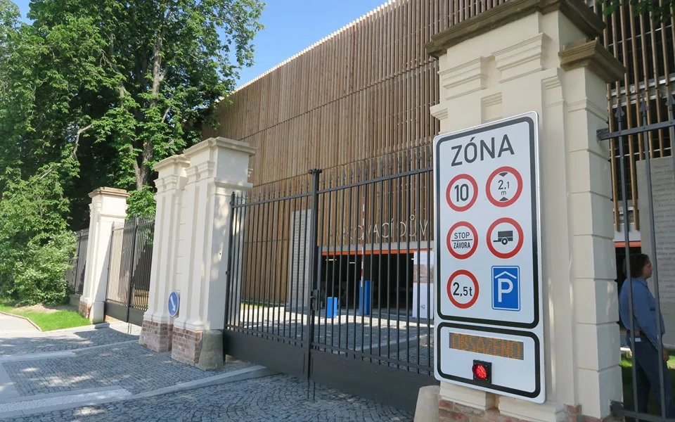 Parkovací dům otevře pro auta ve středu.