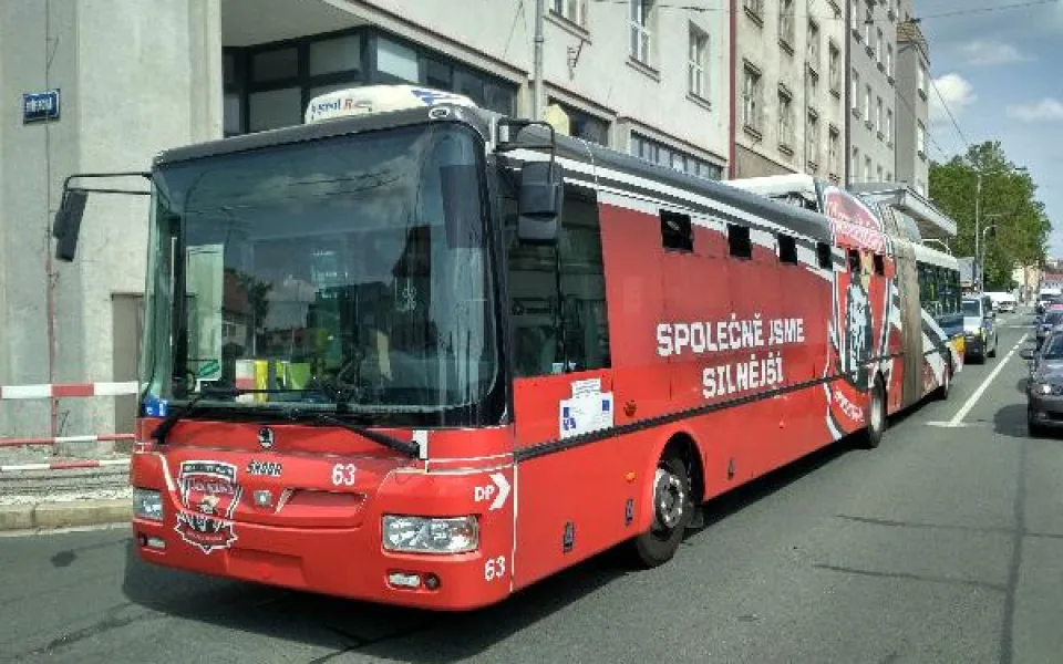 Trolejbus musel prudce brzdit.