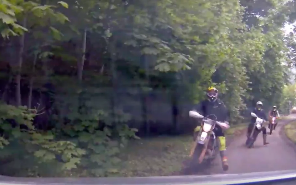 Motorkáři se vyhýbaj policejní hlídce.