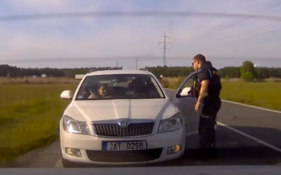 Policisté doprovodili auto až k porodnici.