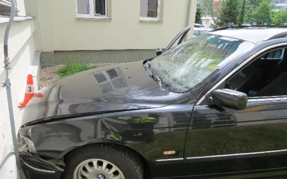 Nebezpečná honička skončila nárazem do zdi.