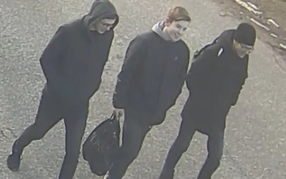 Policie hledá tyhle tři mladíky. 