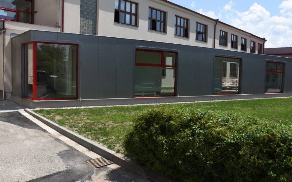 Nová chodba mezi budovami průmyslovky v Dobrušce.