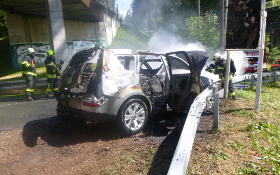 Auto začalo hořet za jízdy.