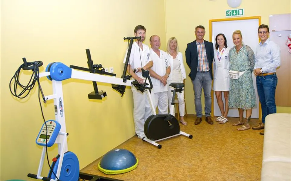 Dětská klinika nemocnice získala od Nadačního fondu Kapka naděje rehabilitační přístroj