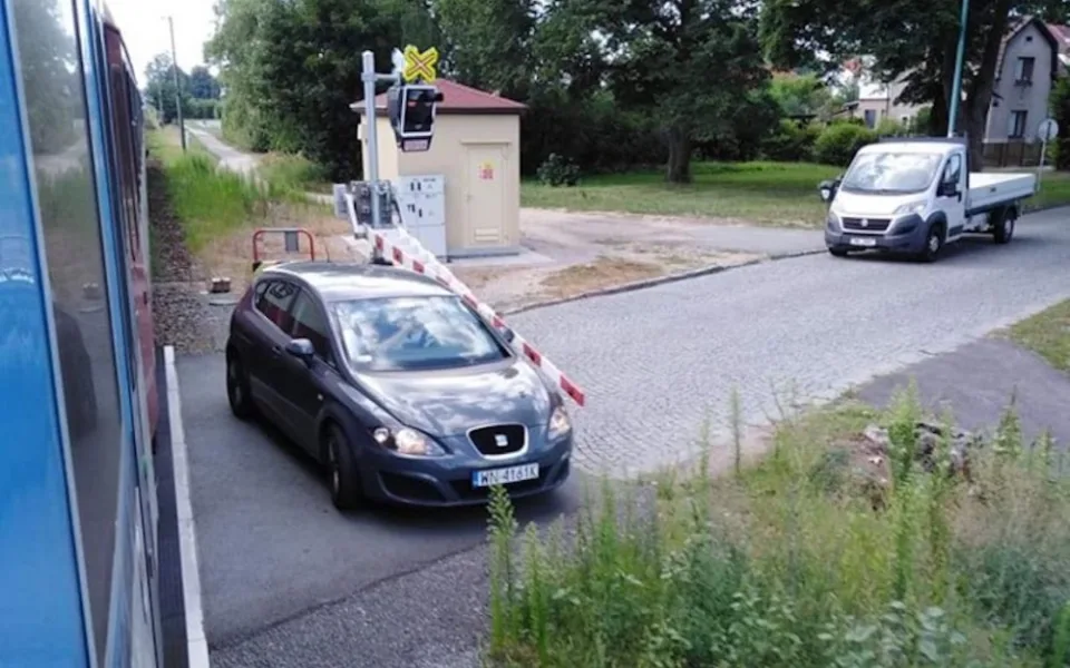 Auto uvízlo na přejezdu, řidič zareagoval dobře.