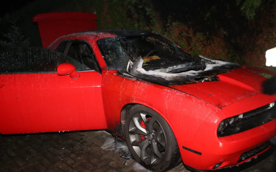 Oheň auto zničil.