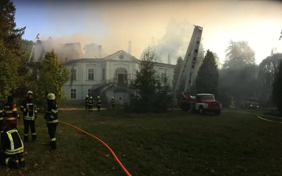 Hasiči u požáru zámku v Horním Maršově