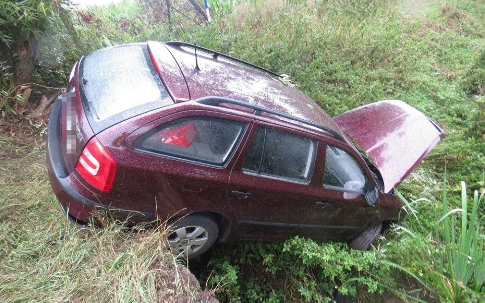 Auto skončilo v příkopě